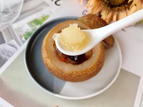 再细细品味，高温烤制让梨肉的营养尽数释放于汤中，自然果酸糅合老冰糖的甘甜，又加入少许银耳枸杞，吃完喉咙感觉好舒服！