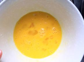 准备两个鸡蛋打散备用