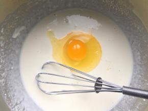 加入一个鸡蛋搅匀