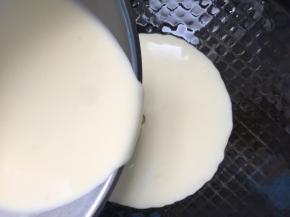 电饼铛预热后表面抹一层油，倒入面糊