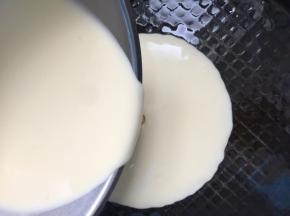 电饼铛预热后表面抹一层油，倒入面糊