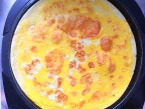 蛋液面定型后再次翻面