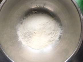 面粉和盐混合