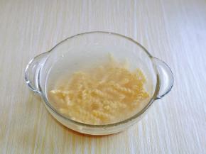 意面冷水泡软，滴入几滴橄榄油，防止意面黏连。