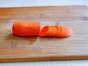 胡萝卜去皮，切薄片。(越薄越好)