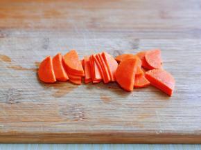 再从胡萝卜片中间切开，一切二。