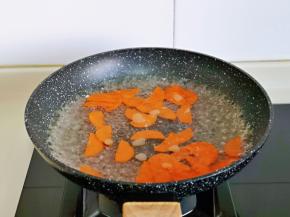 胡萝卜片焯水，锅中水烧开后下胡萝卜，大火烧开煮30秒捞出。