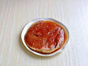 牛排加入料酒，原汁酱油，迷迭香腌制15分钟。