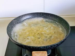 煮意面，锅中加入水烧开，加入盐，再下意面煮熟捞出，过纯净水。