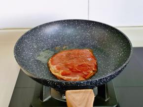 起锅，加入黄油小火融化，再放入腌制好的牛排。