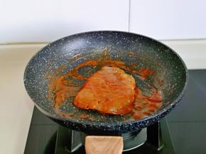 中小火煎至变色，加入番茄酱，几分熟可以根据个人喜欢来选择，不要煎太久呦～避免影响口感。