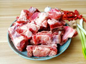 刚买的牛排骨让店家剁寸断。