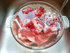 排骨放入清水中反复多次浸泡血水。