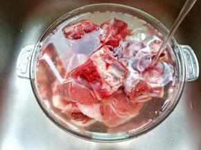 排骨放入清水中反复多次浸泡血水。