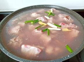 先开小火慢慢煮开焯水【小火可以让牛排中多余的血水慢慢渗出】