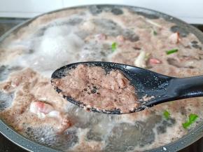 煮开后用勺子撇去上面的浮沫再煮两分钟。