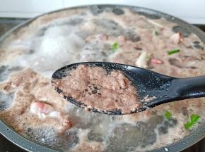 煮开后用勺子撇去上面的浮沫再煮两分钟。