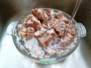 焯水过后的牛排用清水把表面的浮沫冲洗干净。