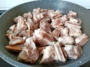 放一点点油放入牛排骨。