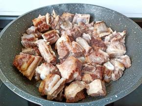 将牛排骨煎至两面微黄盛盘备用。