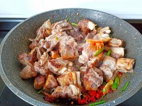 酱料炒香后放入牛排骨。