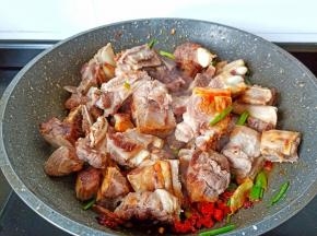 酱料炒香后放入牛排骨。