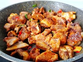 用铲子把牛排骨反复翻炒，趁热让酱料裹满牛排骨。