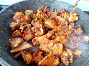 加3勺料酒去腥。