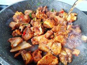 加3勺料酒去腥。