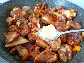 加一勺盐与一点冰糖。