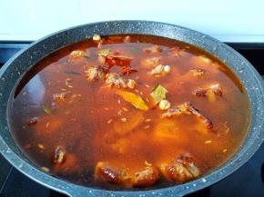 加适量的清水没过牛排骨。