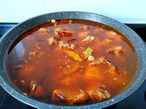 加适量的清水没过牛排骨。