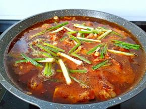 放一点香葱段开大火炖煮。