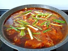 放一点香葱段开大火炖煮。