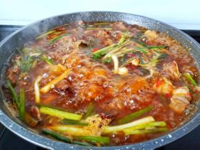 煮开后开中火炖煮45分钟。