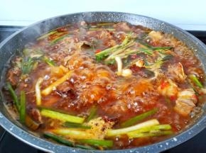 煮开后开中火炖煮45分钟。