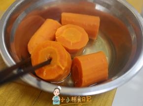 胡萝卜去皮切块蒸熟