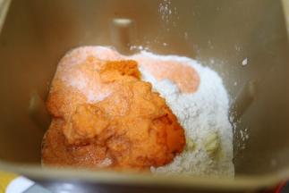 把胡萝卜泥250g高筋面粉250g 酵母3g 肉松10-20g  黄油15g 全部放入面包机按启动键