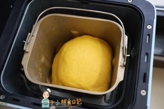 这是正在发酵的状态，三四个小时后会滴的一声提醒你面包好了