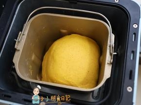 这是正在发酵的状态，三四个小时后会滴的一声提醒你面包好了