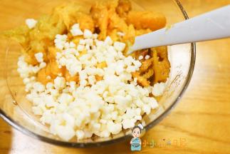 番薯去皮加入马苏里拉芝士搅拌均匀