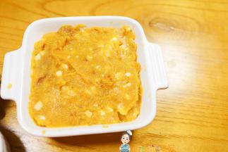 放入耐烤碗里抹平