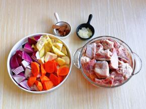 准备食材，羊排剁小块泡冷水，将血水泡出，胡萝卜去皮洗净切菱形块，洋葱去皮切小块，雷笋去皮切菱形块，葱姜蒜切好。