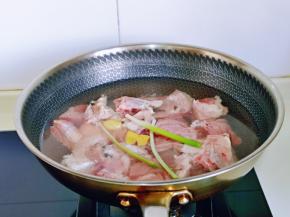 羊排焯水: 锅中加水，羊排冷水下锅，加入葱，姜，2勺料酒，大火烧开煮5分钟，煮制途中撇出血沫。