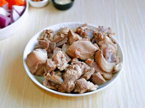 焯水的羊排捞出，用温水反复冲洗，把羊排上的杂质冲洗干净，淋干水分备用。