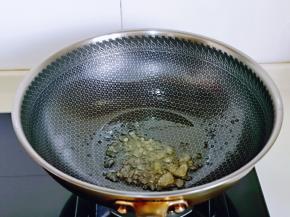 起油锅，加入冰糖，小火融化，炒至褐色。