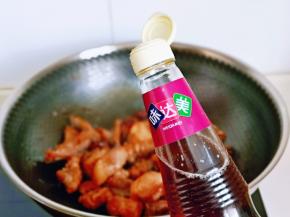 加入料酒，可以适当多一点，去腥。