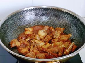 再加入原汁酱油，翻炒均匀。