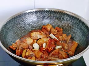 加入姜蒜，八角，桂皮翻炒。