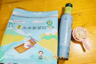 准备好材料，虾皮一定要反复搓洗几次，紫菜要选免洗紫菜不然没办法做的，不是免洗的紫菜会有很多沙子